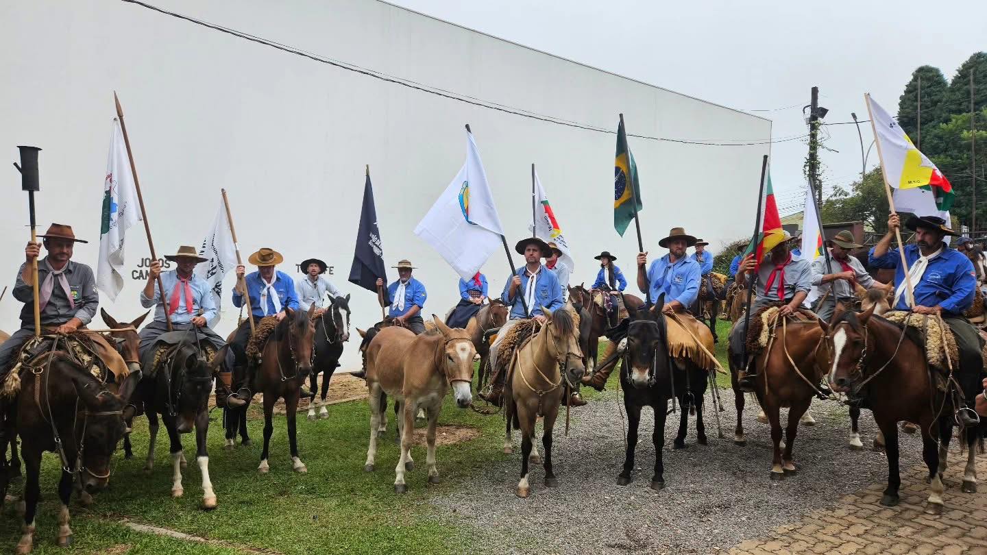 CAVALARIANOS DA ORDEM DOS CAVALEIROS DO RS CONDUZIRÁ A CHAMA CRIOULA ACESSA EM SOLEDADE ATÉ O CRISTO PROTETOR EM ENCANTADO/RS