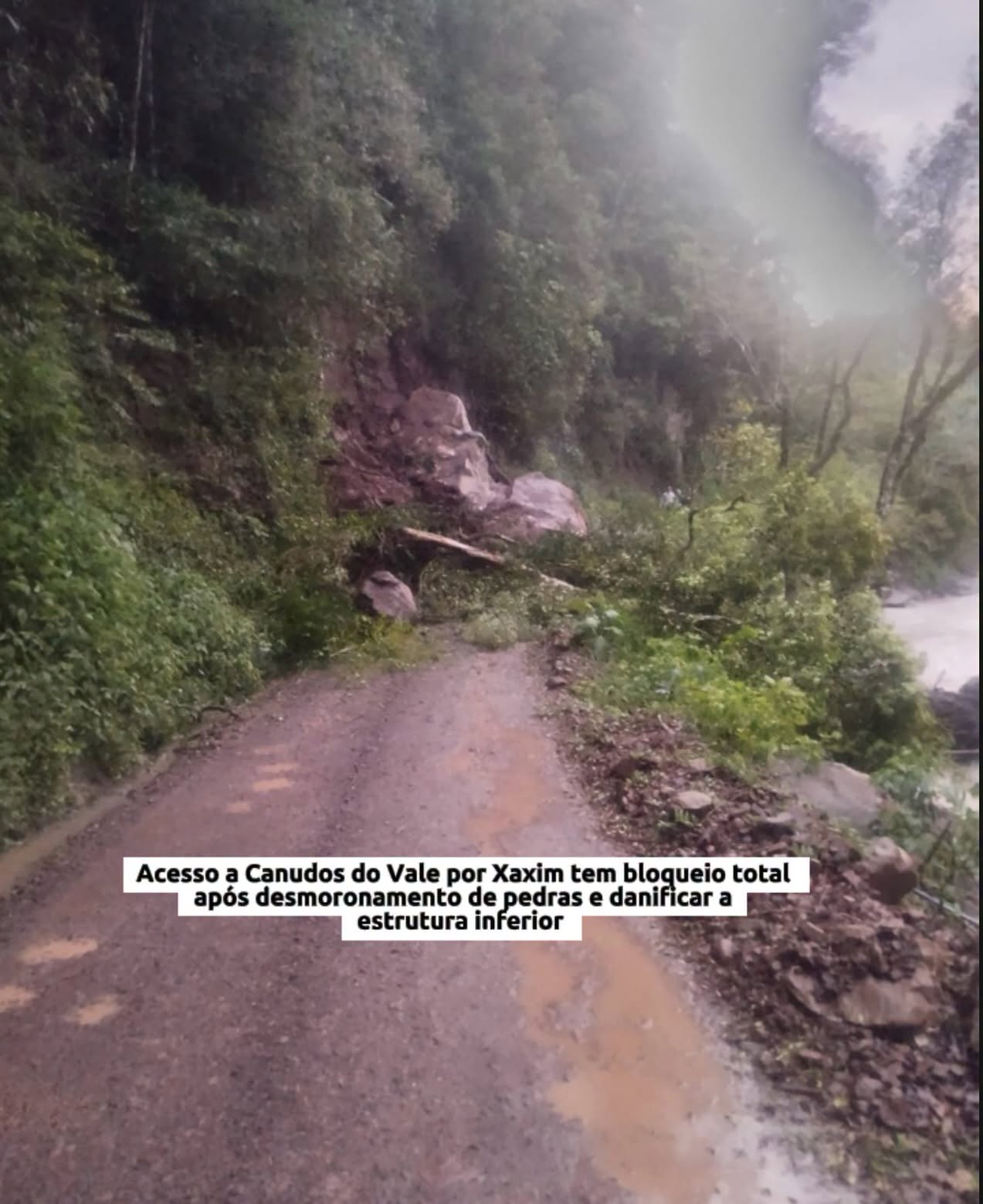 Acesso a Canudos do Vale por Xaxim está totalmente bloqueado após desmoronamento de pedras e danificar a estrutura inferior 