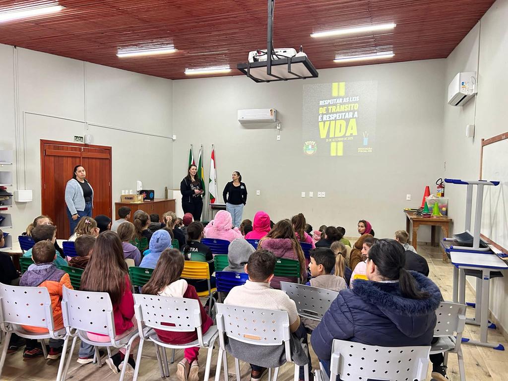 Alunos da Escola Fidêncio Battisti recebem palestra sobre trânsito e educação fiscal