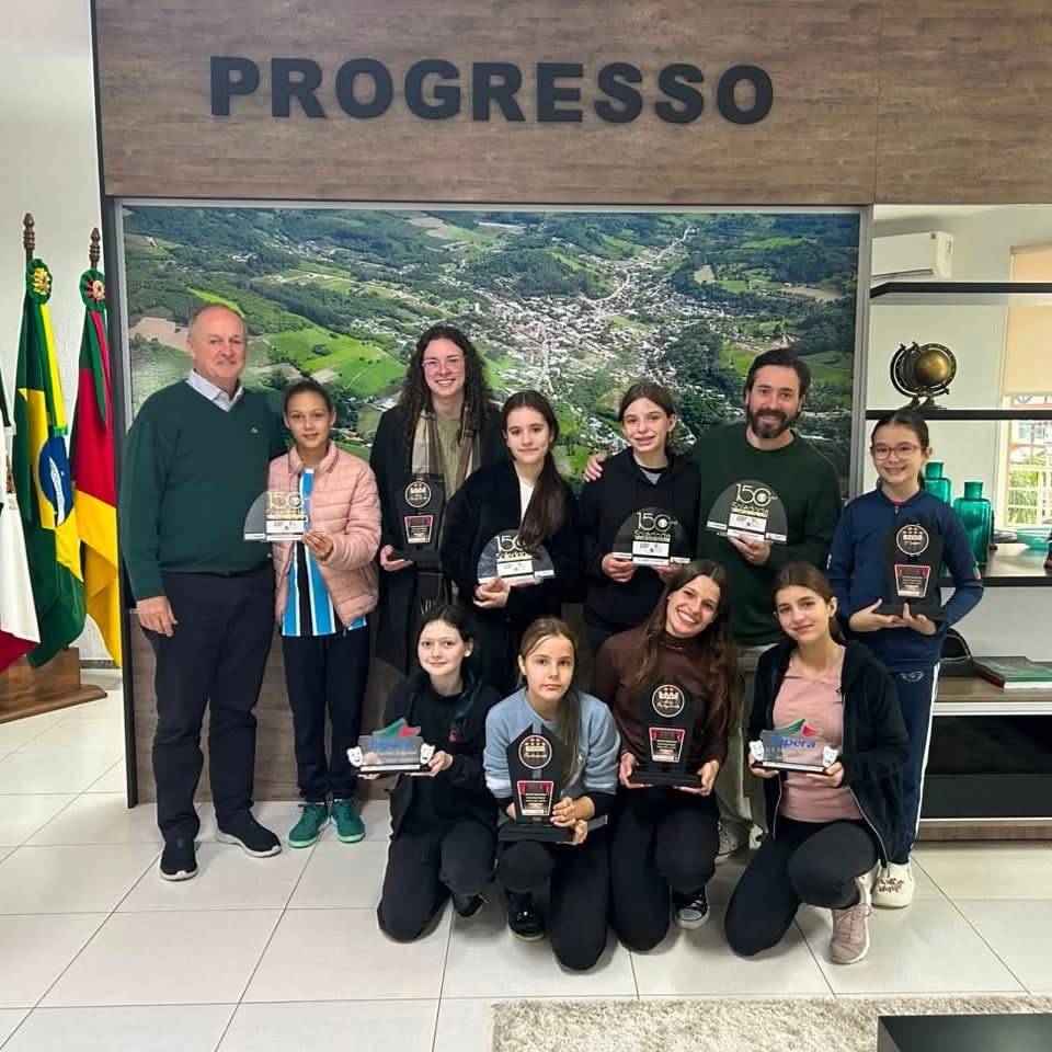 Alunos do grupo de teatro visitam gabinete do prefeito e apresentam conquistas culturais