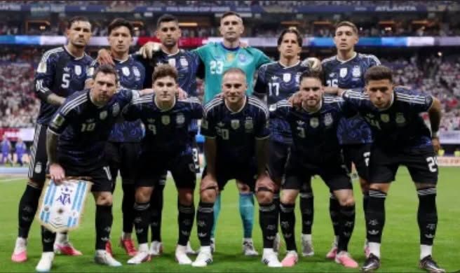 Argentina vira nos acréscimos, elimina a Inglaterra e vai à final da Copa