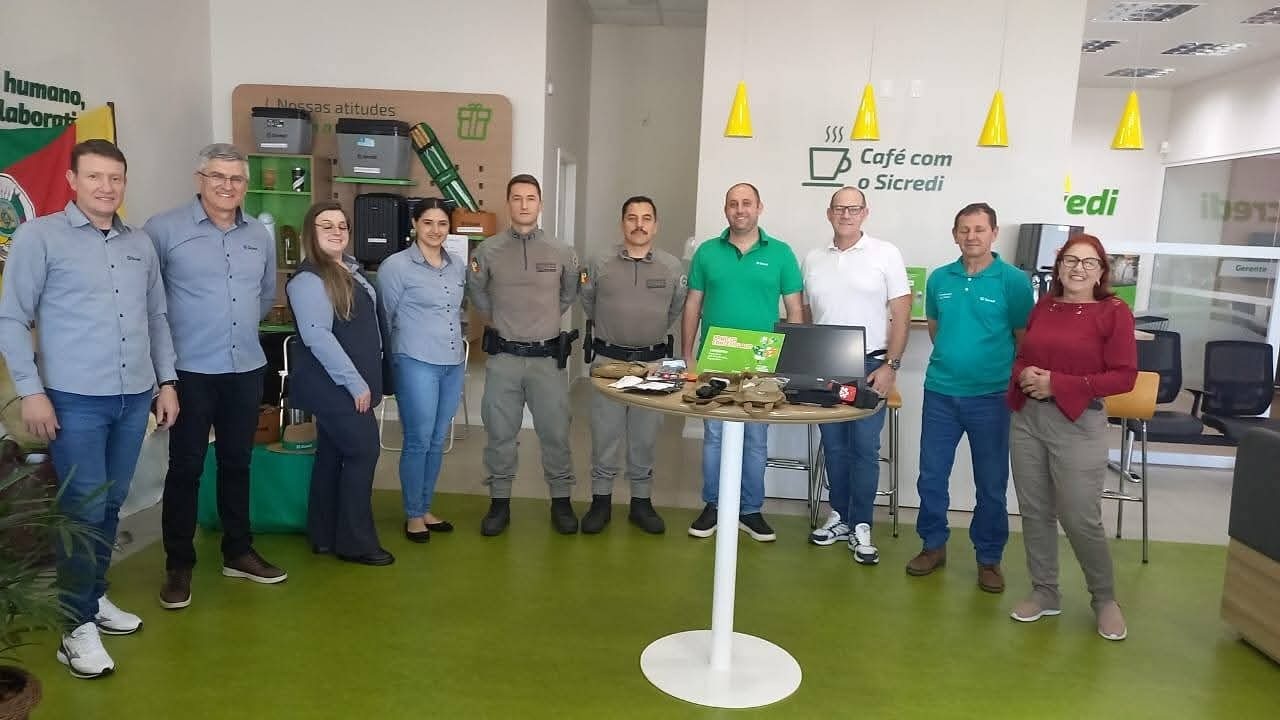 Brigada Militar recebe doações do Sicredi em Pouso Novo