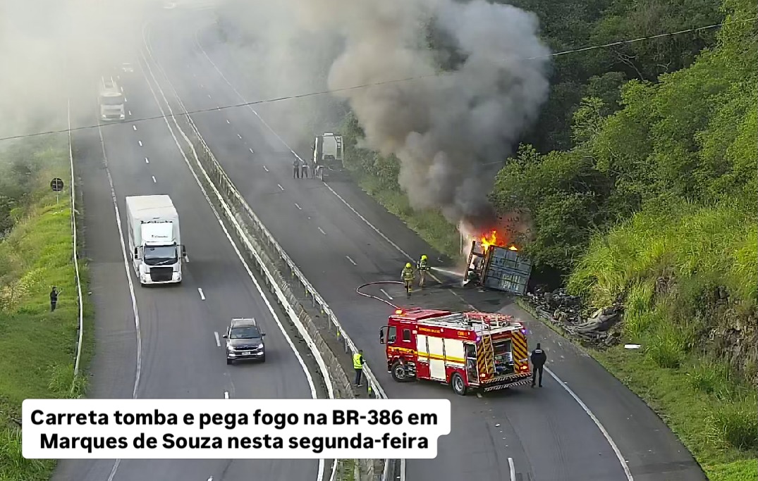 Carreta tomba e pega fogo na BR-386 em Marques de Souza 