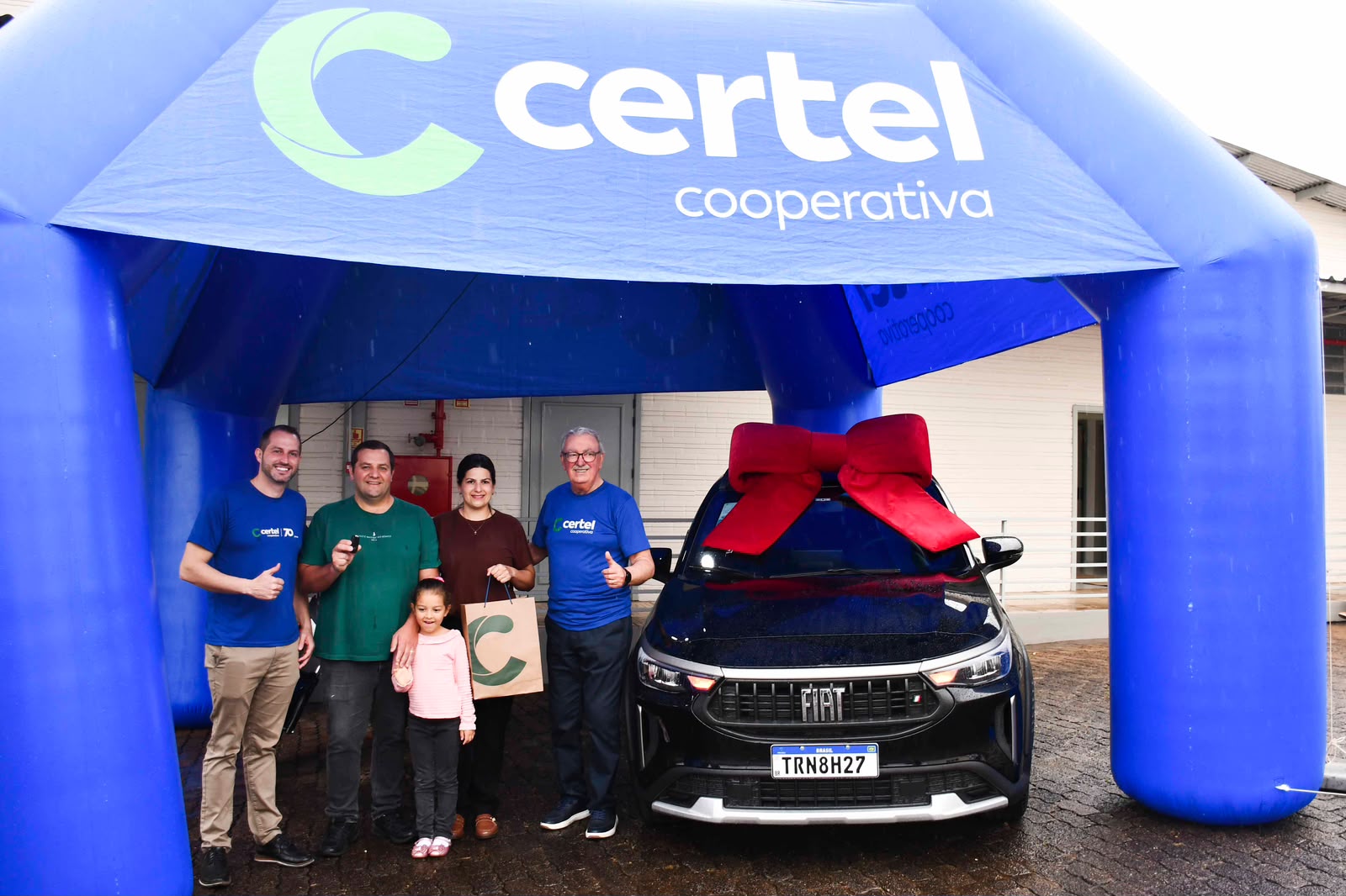 Certel entrega carro e moto da promoção comemorativa aos seus 70 anos