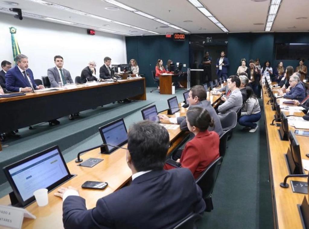 Comissão da Câmara aprova IR isento a quem recebe até R$ 5.000