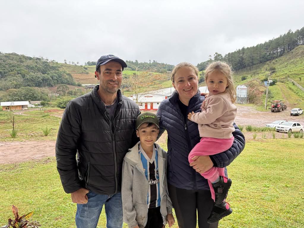 ENTRE A TERRA E A ESTRADA, UMA ESCOLHA PELA FAMÍLIA 