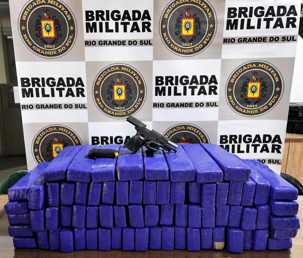 Mulher é presa por tráfico de drogas e porte ilegal de arma na ERS-342 em Cruz Alta