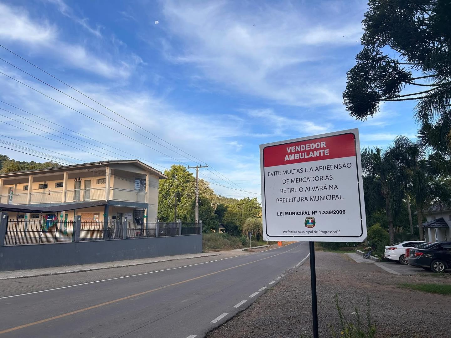 Placas alertam para necessidade de Alvarás para ambulantes em Progresso