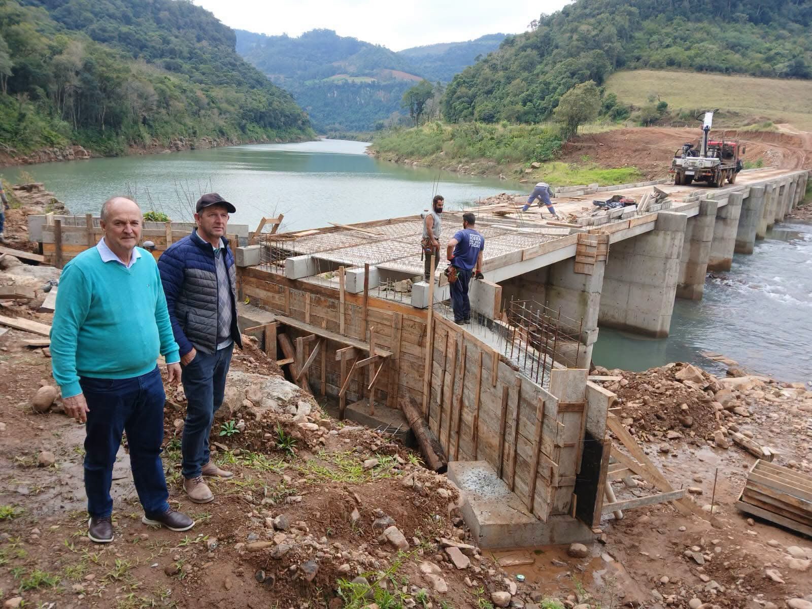 Prefeito acompanha obras da ponte sobre o Rio Fão na Barra do Dudulha