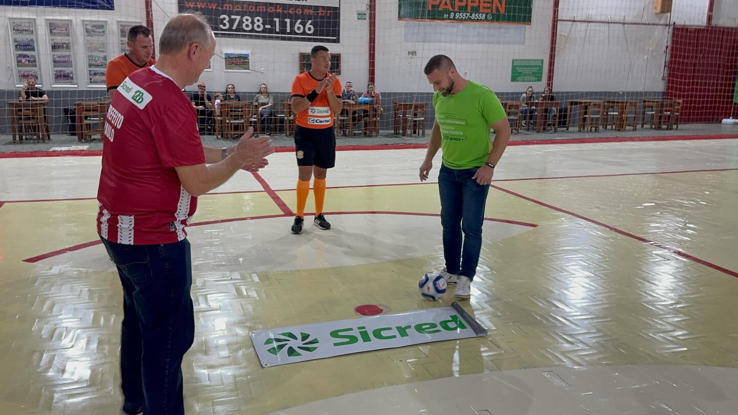 Prefeito Paulinho da o pontapé inicial do 2° Campeonato G8 de Futsal em Progresso