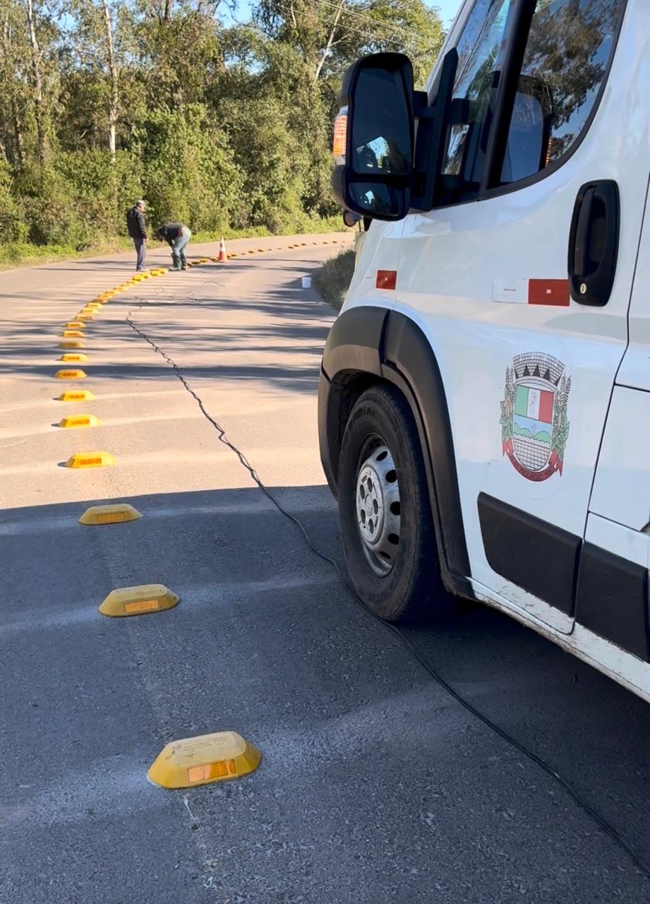 Prefeitura de Progresso instala tachões na estrada de Lagoa Dutra para reforçar segurança viária