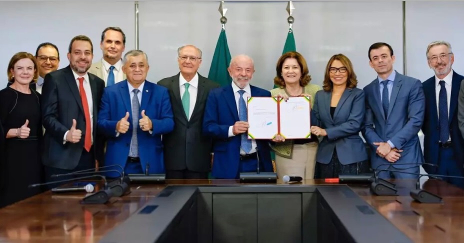 Presidente anuncia o fim da “taxa das blusinhas”