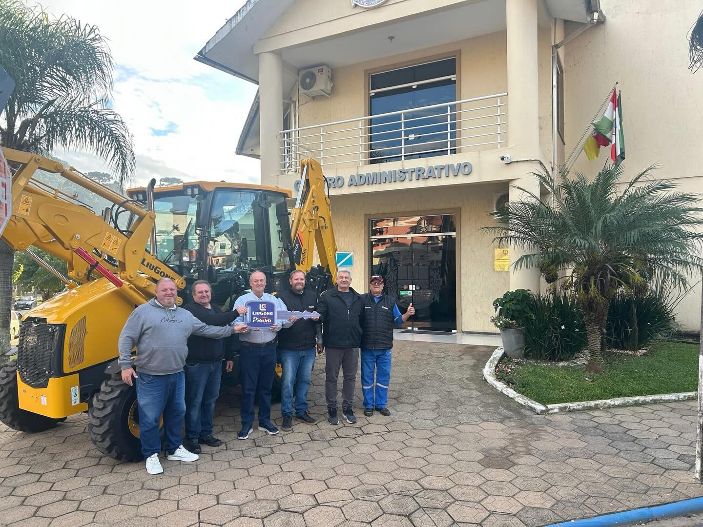 Progresso recebe nova retroescavadeira para reforçar obras e agricultura